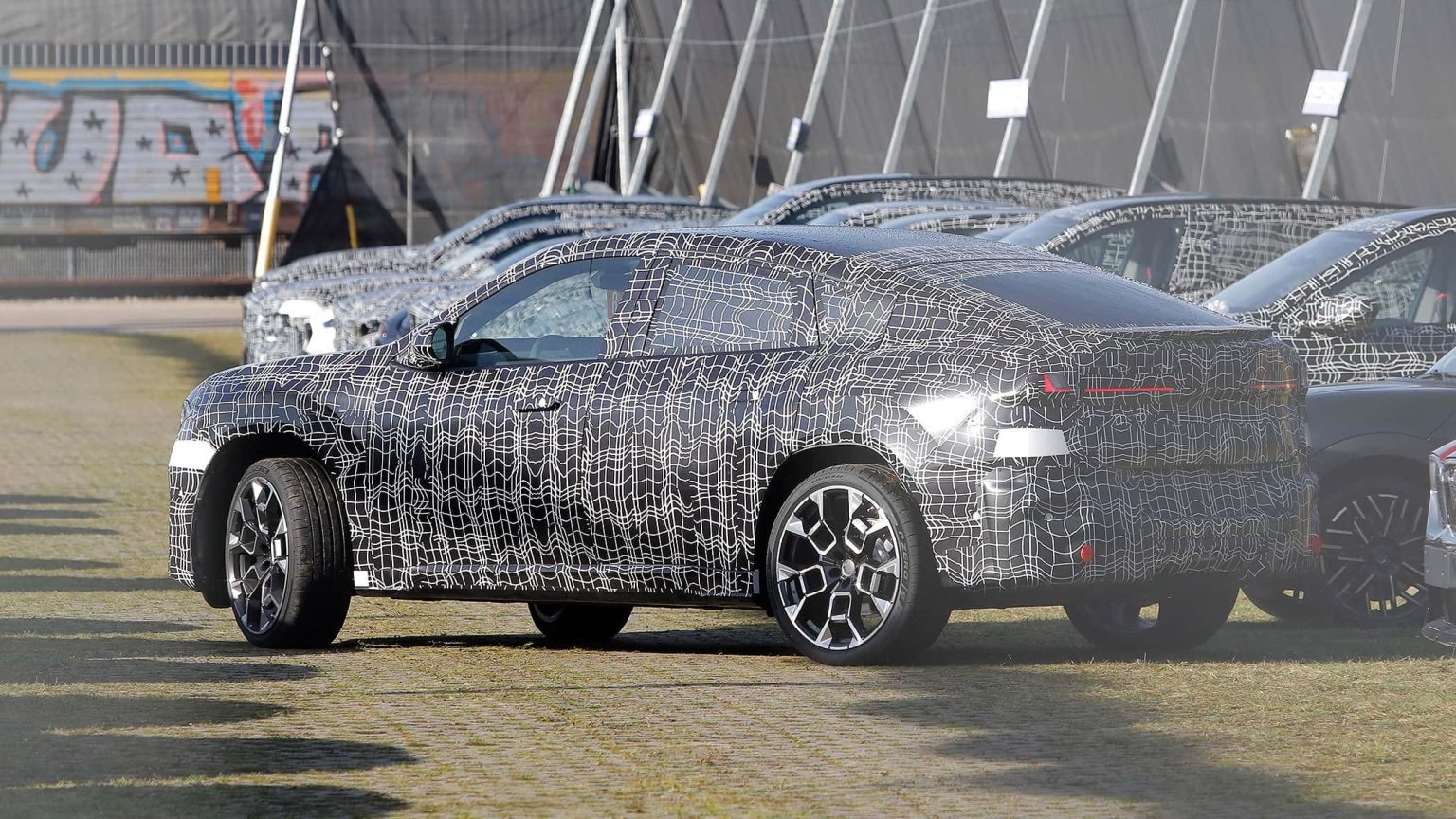 BMW iX4 2027 : le SUV-coupé électrique à 805 km d’autonomie qui va tout changer !