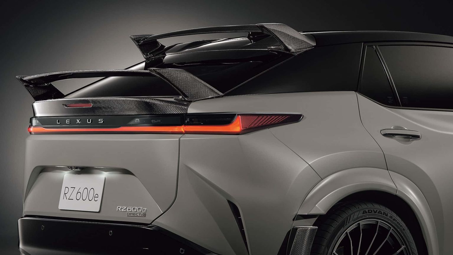 Lexus RZ 600e F Sport Performance : le SUV électrique passe en mode muscle — plus de puissance, plus de carbone, mais garde‑t‑il l’autonomie ?