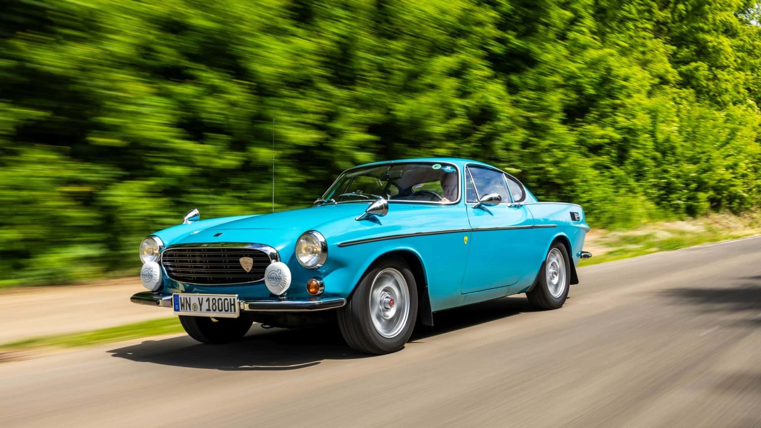 Volvo P1800 E (1971) : le coupé suédois qui ressemble à un Ferrari — découvrez pourquoi les collectionneurs l’adorent
