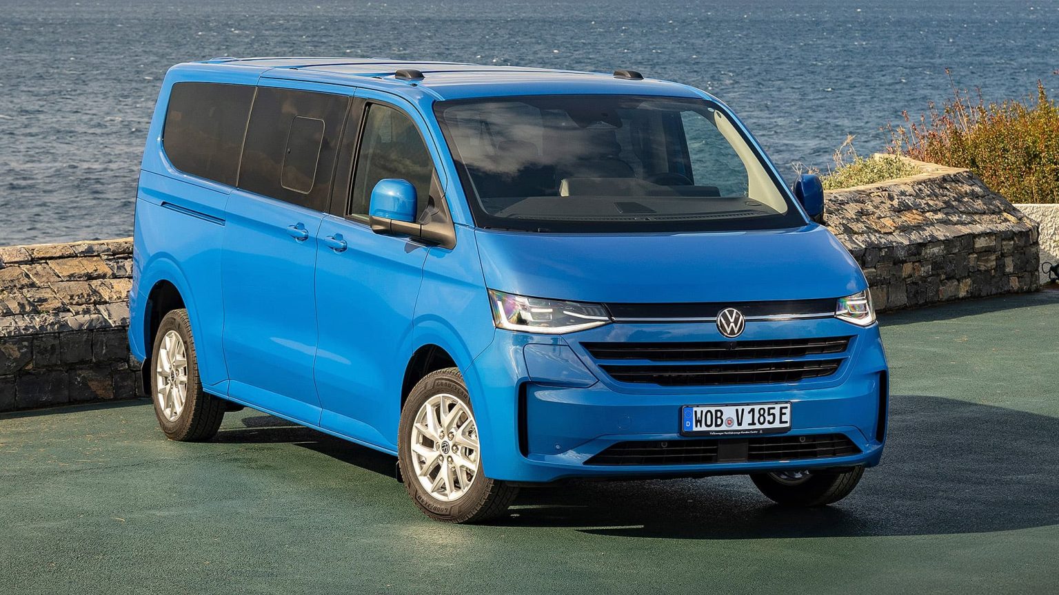 VW Transporter réinventé : découvrez les 3 nouveaux Shuttles 6–9 places (la version VIP avec plancher bois va vous surprendre)