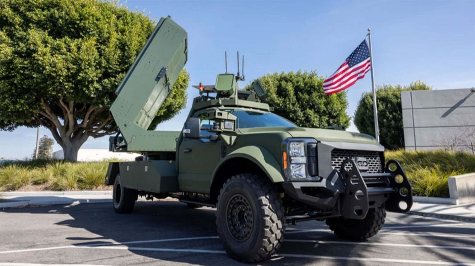 Un Ford F‑600 transformé en canon anti‑drones : comment des micro‑ondes abattent des essaims en un instant