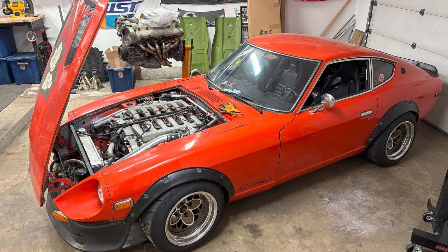 Un Datsun 240Z équipé d’un V12 Mercedes pour le hill‑climb — regardez ce swap complètement dingue