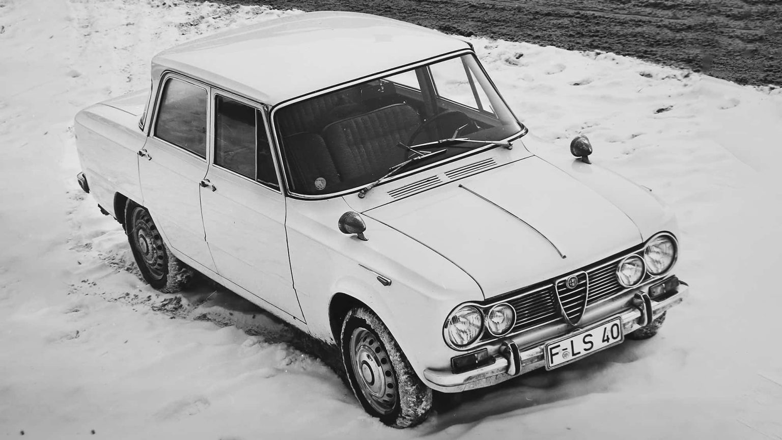 Alfa Giulia TI (1963) : la berline qui roulait plus vite qu’un Porsche — redécouvrez la sportive familiale oubliée