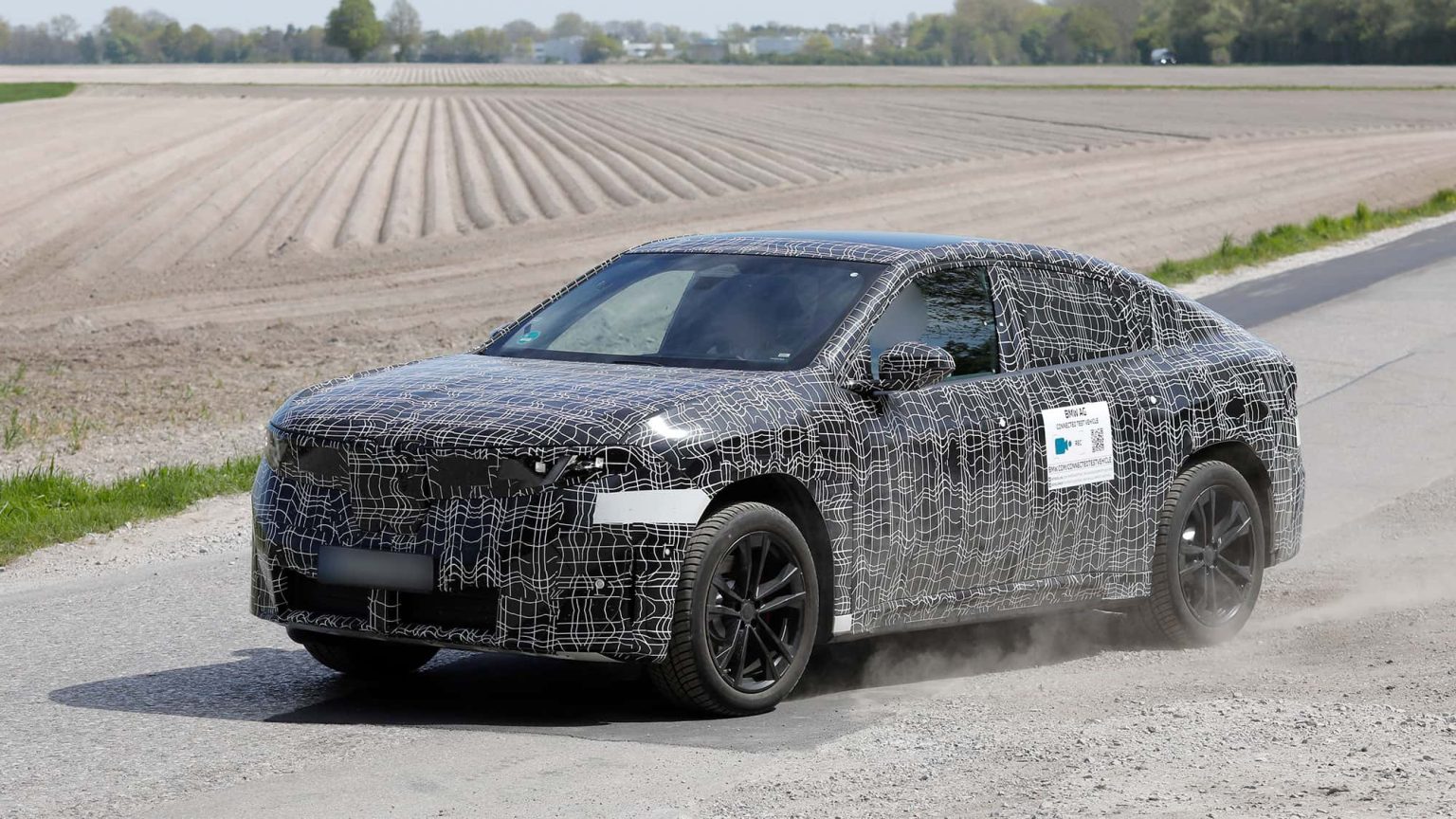 BMW iX4 dévoilé : ce SUV‑coupé électrique pourrait dépasser 800 km d’autonomie — découvrez pourquoi il va tout changer