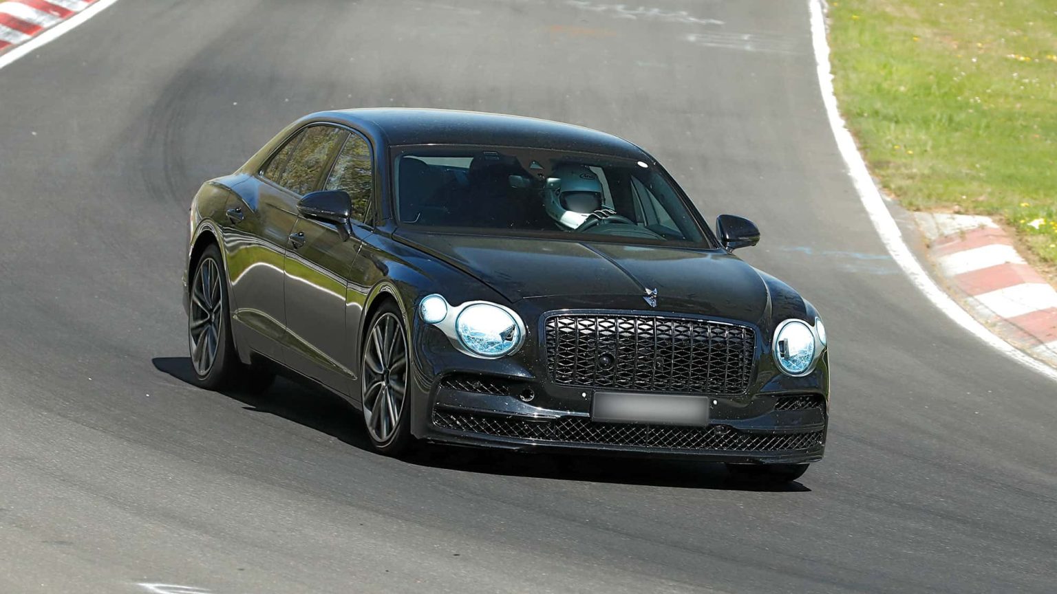 Bentley le cache mal : le Flying Spur s’offre un second restylage — découvrez les détails discrets qui transforment la grande berline de luxe