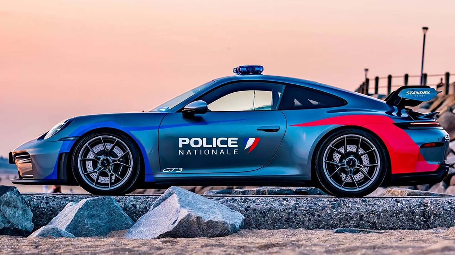 La Porsche 911 GT3 habillée en voiture de police — mais ce bolide ne chasse pas les criminels, il collecte des dons (voici comment)