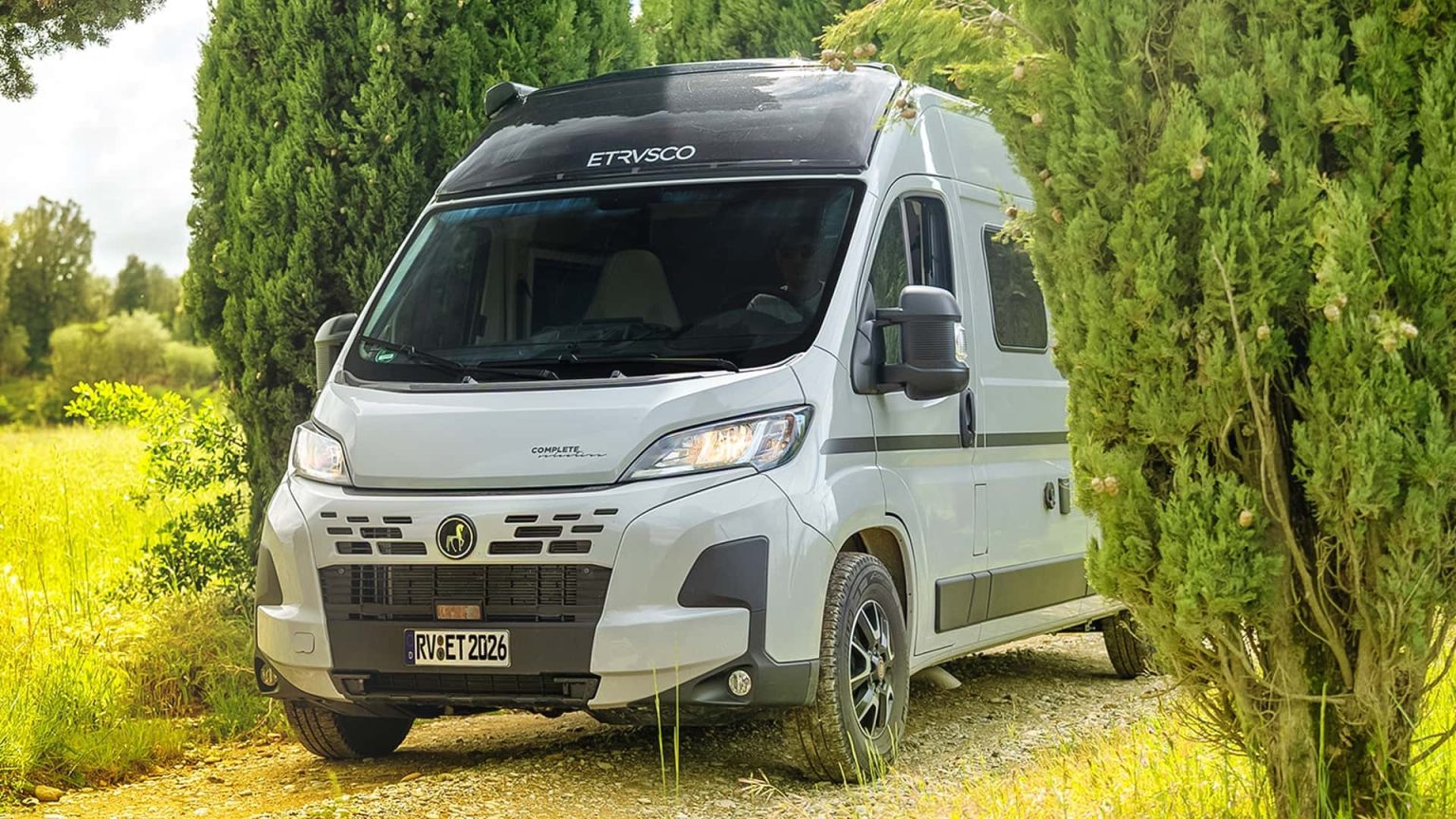 Ce van compact surprend : découvrez comment l’Etrusco CV 640 PB+ cache un volume XXL et 4 couchages possibles !