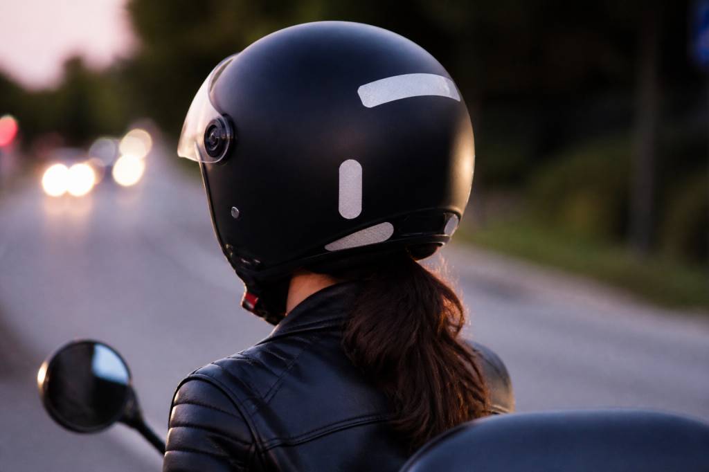 Où mettre les bandes réfléchissantes sur un casque jet ? Où mettre les bandes réfléchissantes sur un casque jet ?