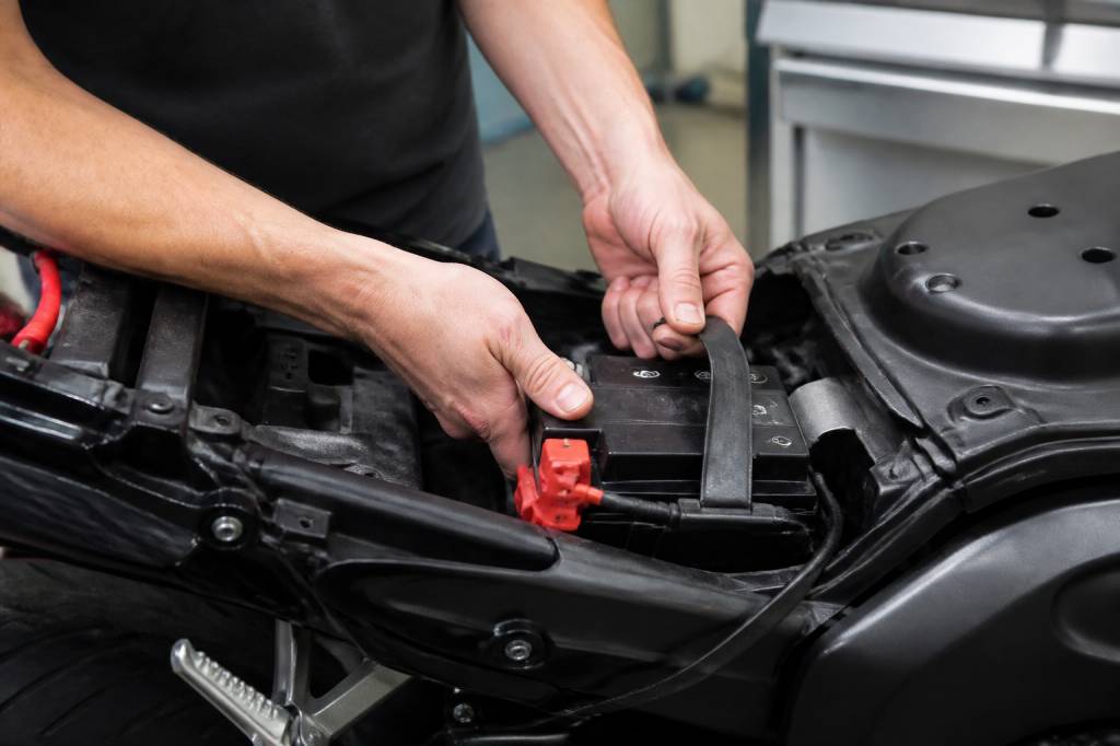 Changer batterie moto : étapes, conseils et erreurs à éviter Changer batterie moto : étapes, conseils et erreurs à éviter