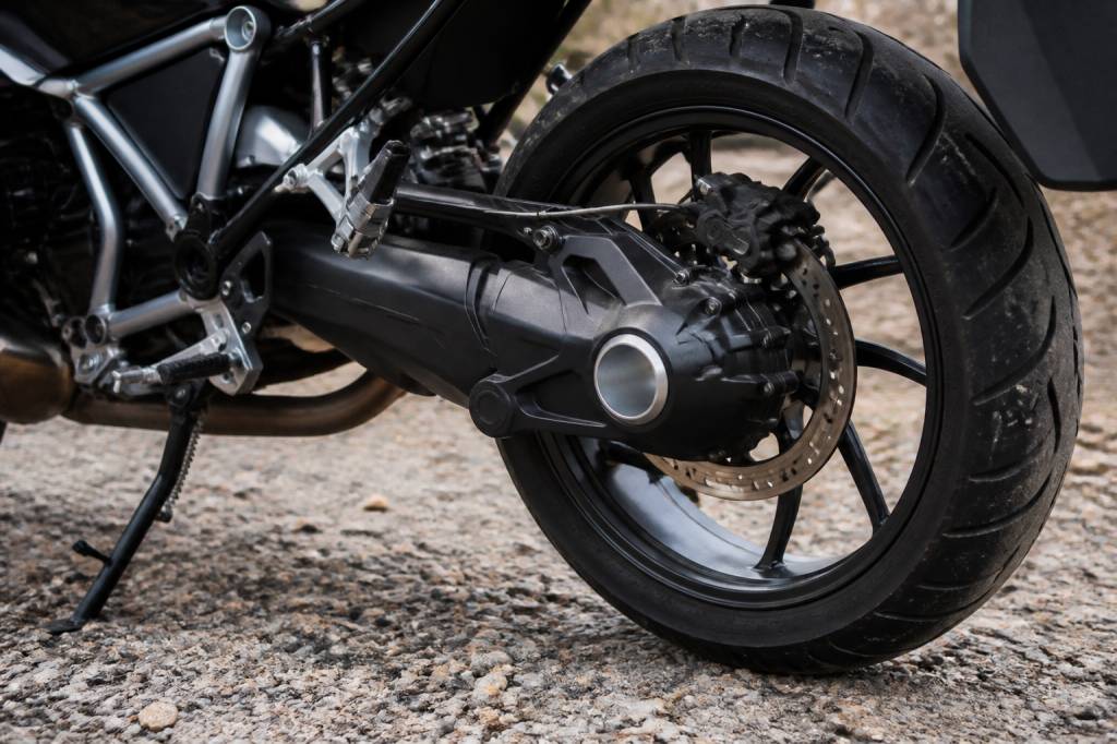 Moto transmission par cardan : fonctionnement, avantages et entretien Moto transmission par cardan : fonctionnement, avantages et entretien
