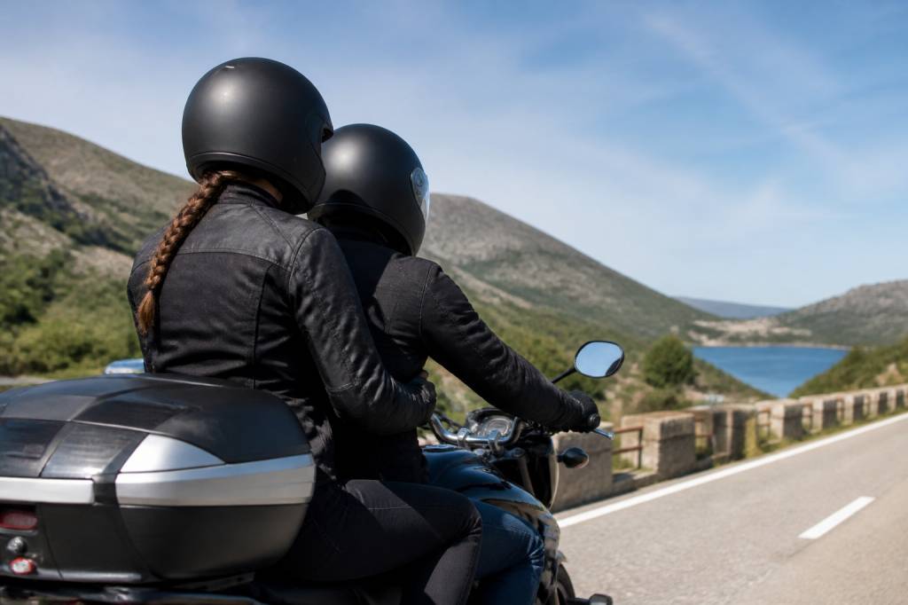 Moto passager : conseils et équipements essentiels pour voyager à deux en toute sécurité Moto passager : conseils et équipements essentiels pour voyager à deux en toute sécurité