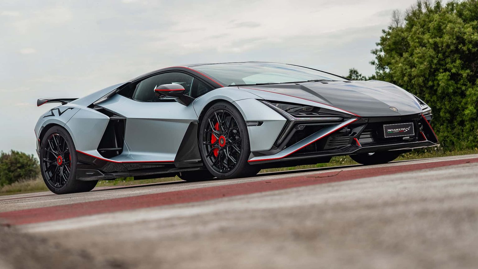 Lamborghini Revuelto SV : 1 065 ch et 80 % d’appui en plus — la supercar V12‑hybride la plus extrême dévoilée