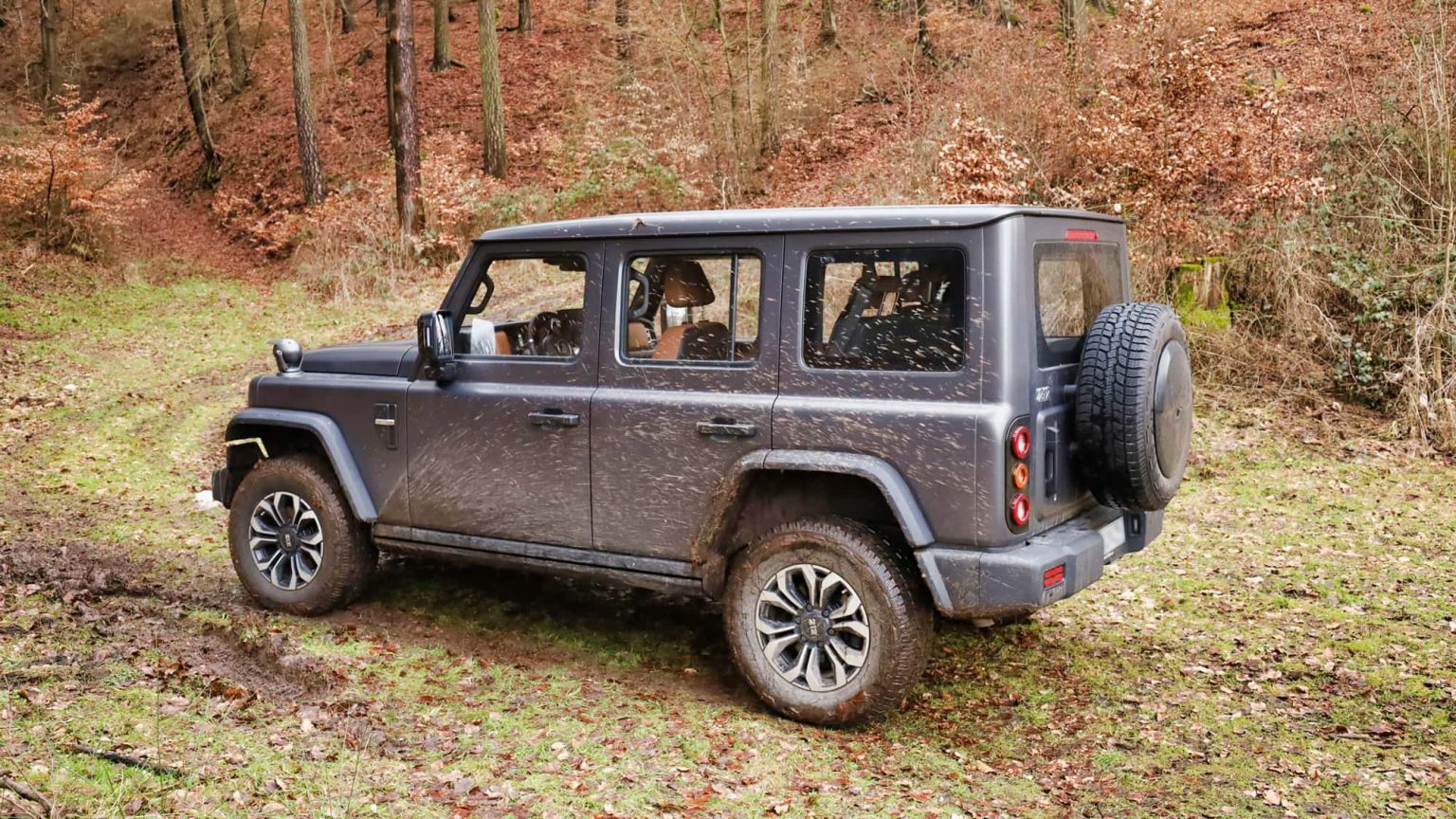 BAW 212 : le 4×4 old‑school à 38 995 € — pourquoi ce baroudeur pourrait devenir votre meilleur achat (ou vous ruiner à la pompe)