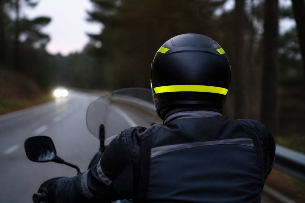 Où coller les bandes réfléchissantes sur un casque moto : guide pratique et conseils de sécurité Où coller les bandes réfléchissantes sur un casque moto : guide pratique et conseils de sécurité