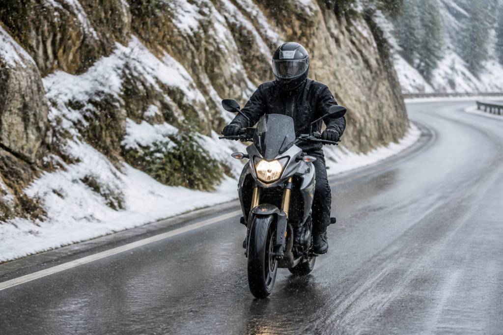 Moto hivers : les conseils essentiels pour rouler en toute sécurité par temps froid Moto hivers : les conseils essentiels pour rouler en toute sécurité par temps froid