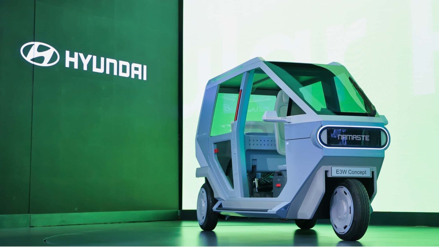 Hyundai E3W : le triporteur électrique qui veut remplacer les fourgons en ville — révolution ou simple Piaggio moderne ?