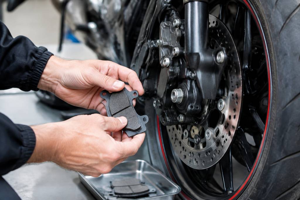 Changement plaquettes de frein moto : étapes, conseils et coût moyen Changement plaquettes de frein moto : étapes, conseils et coût moyen