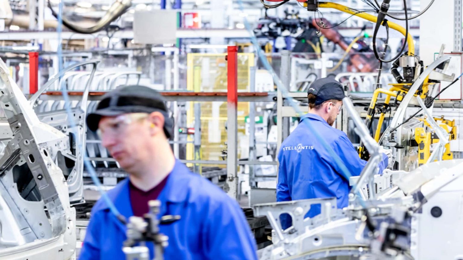 Crise dans l’automobile : 200 000 emplois menacés d’ici 2031 — qui va vraiment perdre son travail ?