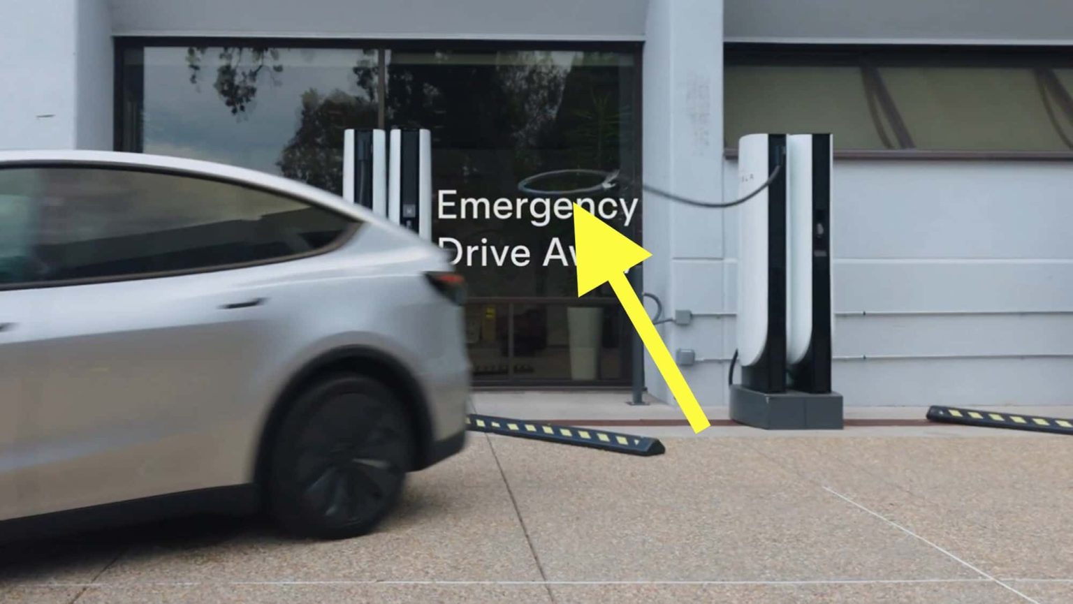 Tesla permet de démarrer malgré le câble branché : la fonction d’urgence qui peut sauver des vies — mais pourrait coûter 25 000 € par incident !
